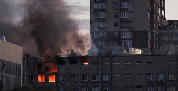 De la fumee s'eleve d'un batiment apres une frappe de drone russe a kyiv, en ukraine