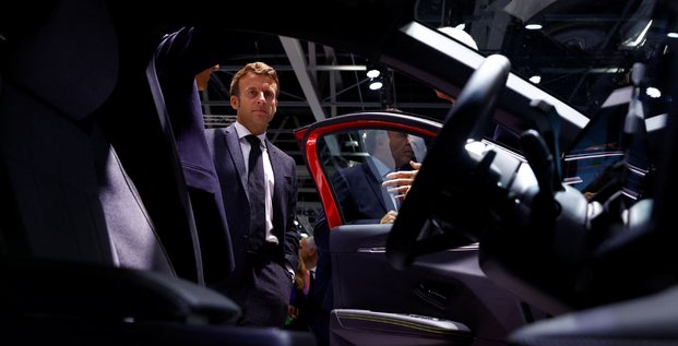 Le president francais emmanuel macron lors du salon de l'automobile de paris