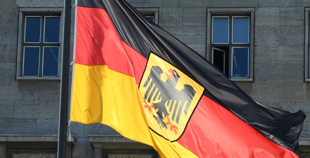 Un drapeau allemand devant le ministere allemand des finances a berlin