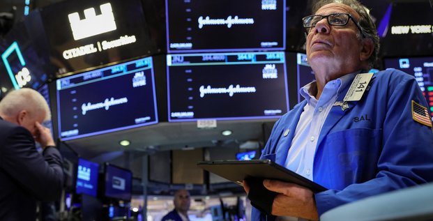 Les traders travaillent a la bourse de new york