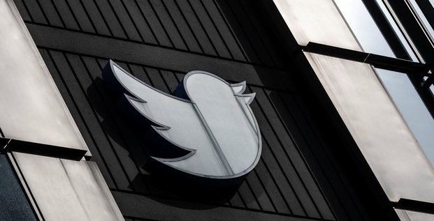 Le logo de twitter au siege de l'entreprise a san francisco, en californie