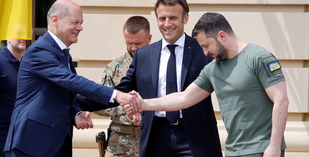 Le president ukrainien volodimir zelensky serre la main du chancelier allemand olaf scholz a cote du president francais emmanuel macron