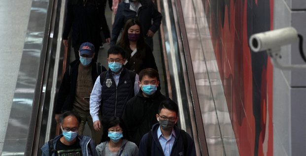 Des passagers dans une station de metro a hong kong, en chine