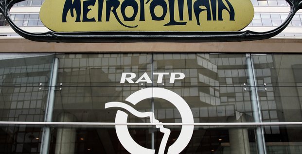 Le logo du systeme de transport ferroviaire urbain de la ratp est visible a l'entree du siege de l'entreprise a paris