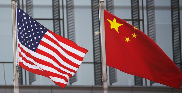 Des drapeaux chinois et americains flottent devant le batiment d'une entreprise americaine a pekin
