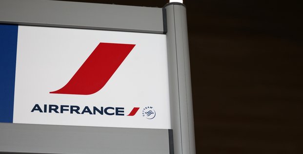 Le logo de la compagnie aerienne air france a l'aeroport paris charles de gaulle
