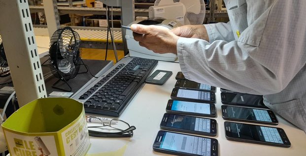 Chez SOFI Group, dans l'Hérault, des lignes de reconditionnement de téléphones (photo) ou d'ordinateurs permettent de donner une seconde vie aux appareils.
