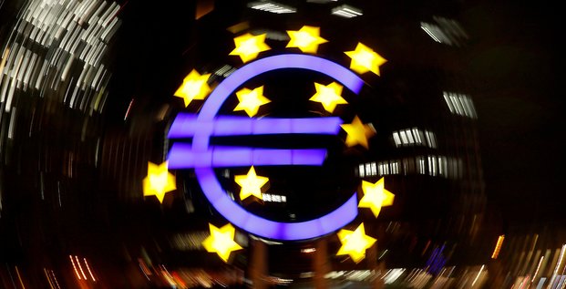 Photo d'archives du signe euro devant l'ancien siege de la banque centrale europeenne a francfort, en allemagne