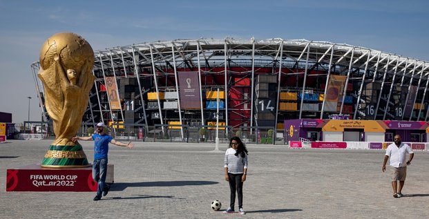 Des fans a l'exterieur du stade a doha, avant la coupe du monde fifa au qatar