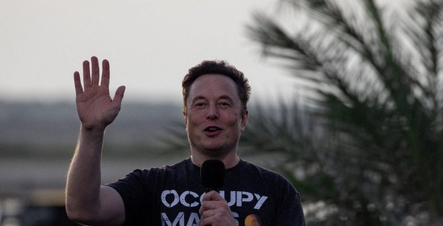 Elon musk a la base de spacex a brownsville, au texas