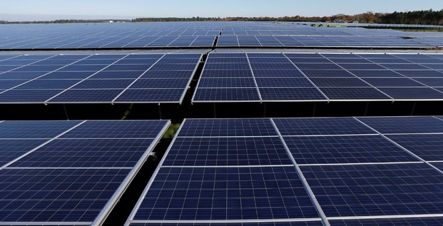 Des panneaux solaires dans le parc photovoltaique a cestas, france