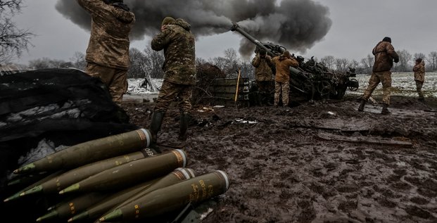Des militaires ukrainiens sur une ligne de front dans la region de donetsk tirent un obus