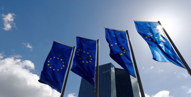 Des drapeaux de l'union europeenne flottent devant le siege de la banque centrale europeenne (bce) a francfort