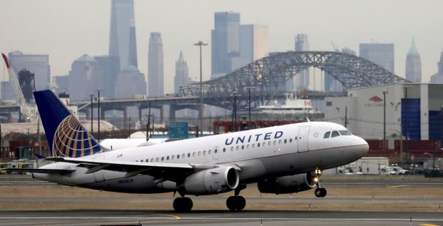 Photo d'archives d'un avion de united airlines qui decolle a new york