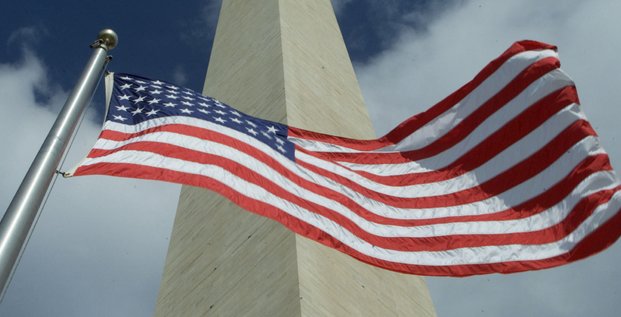 Le drapeau americain flottant devant le washington monument