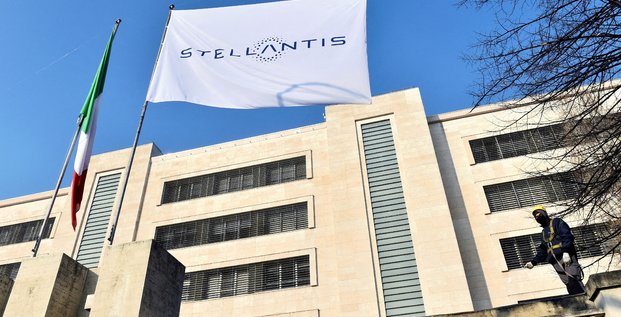 Photo du logo de stellantis sur un drapeau