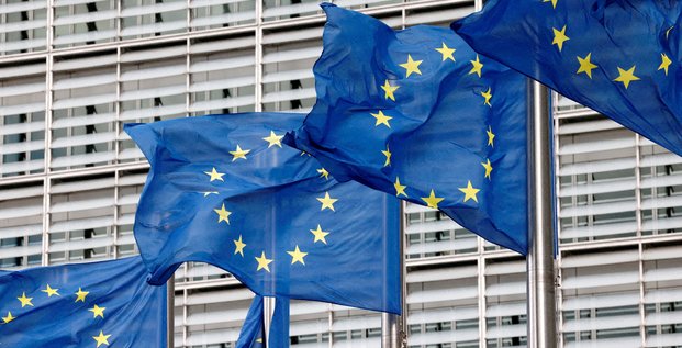 Les drapeaux de l'union europeenne flottent devant le siege de la commission europeenne a bruxelles, en belgique