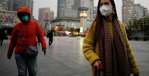 Des personnes portent des masques de protection alors que l'epidemie de coronavirus (covid-19) se poursuit a shanghai