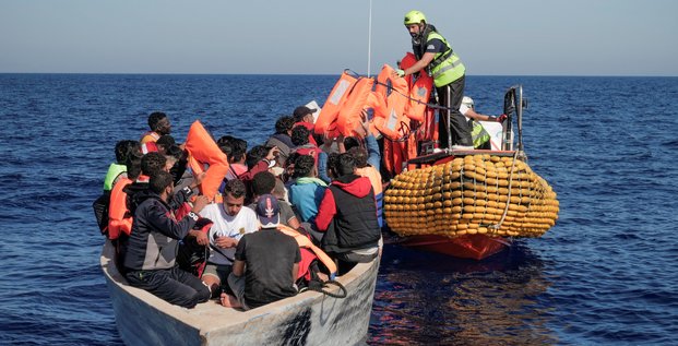 Photo d'archives : l'italie laisse entrer les migrants d'un bateau allemand, d'autres bateaux attendent toujours