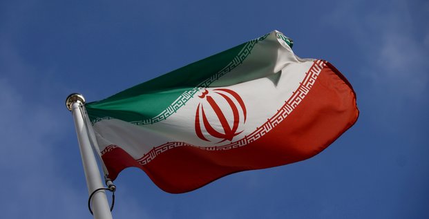 Le drapeau iranien flotte devant le siege de l'agence internationale de l'energie atomique (aiea) a vienne
