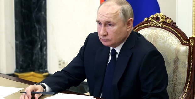 Le president russe poutine participe a une ceremonie via une liaison video a moscou