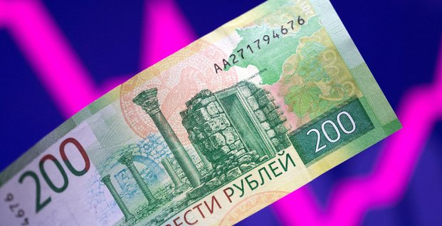 Illustration montrant un billet de banque en roubles russes et un graphique boursier