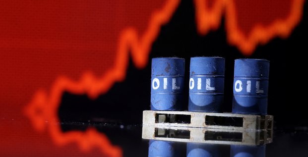 Illustration montrant des barils de petrole devant un graphique boursier