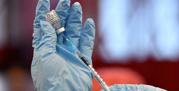 Une infirmiere prepare une dose d'un vaccin contre le  covid-19 dans une clinique de belfast, en irlande du nord