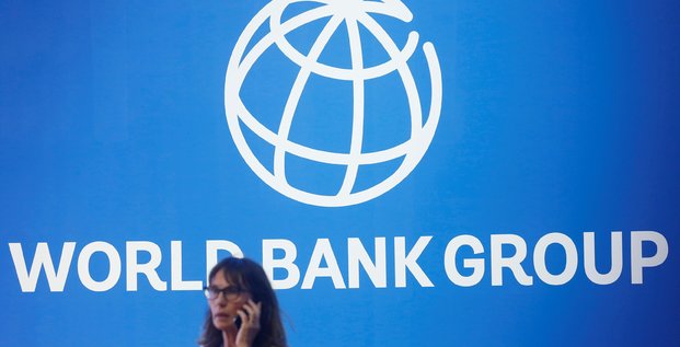 Photo d'archives d'une personne devant le logo de la banque mondiale a nusa dua, bali, indonesie