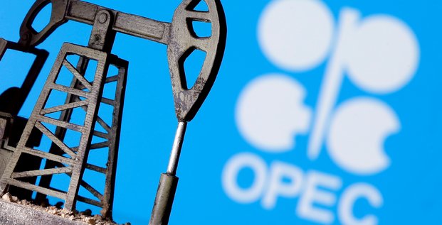 Photo d'illustration d'une pompe a petrole devant le logo de l'opep