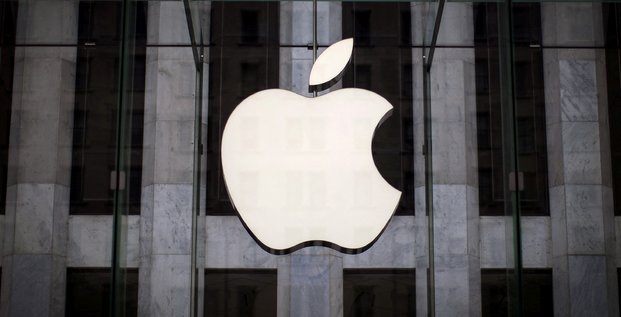 Photo d'archives du logo apple a l'entree de l'apple store sur la 5e avenue dans l'arrondissement de manhattan a new york