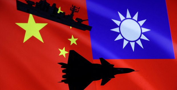 Un navire de guerre et un avion de chasse devant les drapeaux chinois et taiwanais