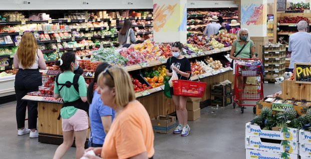 Des personnes font des achats dans un supermarche alors que l'inflation a affecte les prix a la consommation a manhattan, new york