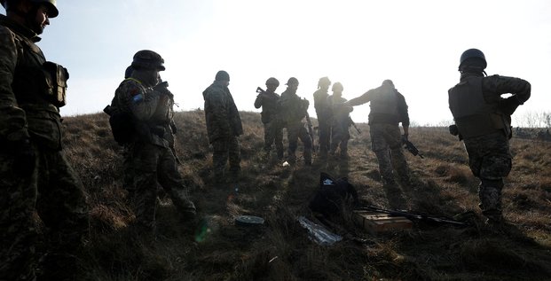 Des soldats font des manoeuvres pres de kreminna, ukraine