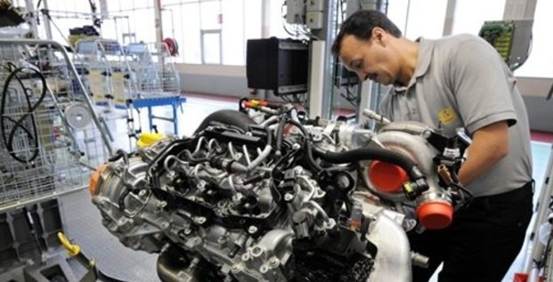 Un salarié de Renault travaille sur un moteur V6 diesel le 18 novembre 2008 à Cléon