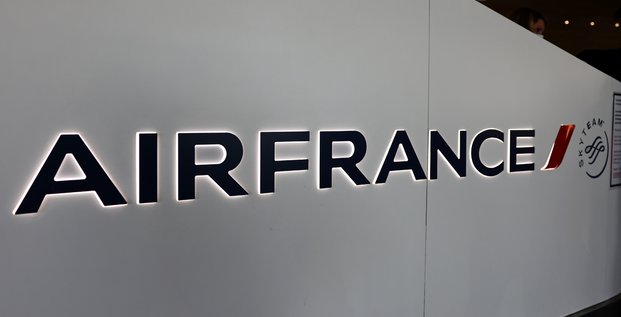 Photo du logo de la compagnie aerienne air france visible a l'aeroport de paris charles de gaulle