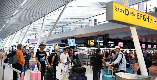 Des passagers a l'aeroport de schiphol a amsterdam