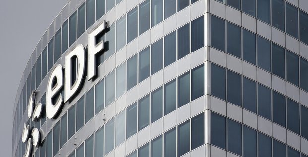 Photo d'archive du logo d'edf sur un immeuble du quartier de la defense a paris