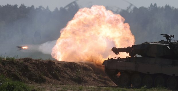 Un char leopard polonais tire durant l'exercice de l'otan defender europe