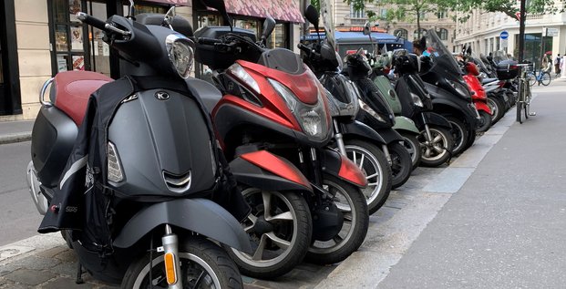 Des motos garees dans une rue de paris