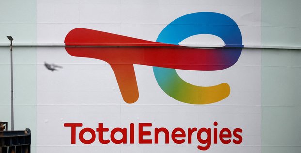 Le logo de totalenergies sur un reservoir de petrole pres de dunkerque, france