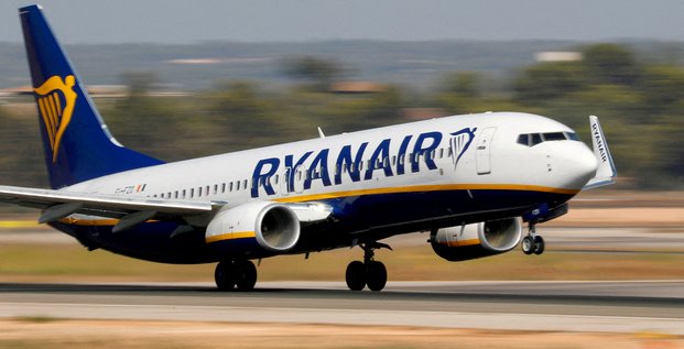 Un avion boeing 737 de ryanair decolle de l'aeroport de palma de majorque