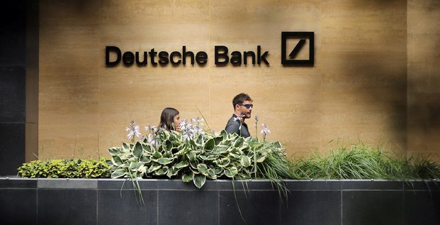 Des personnes passent devant un bureau de la deutsche bank a londres