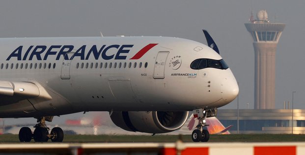 Un avion d'air france atterrit a l'aeroport charles-de-gaulle pres de paris