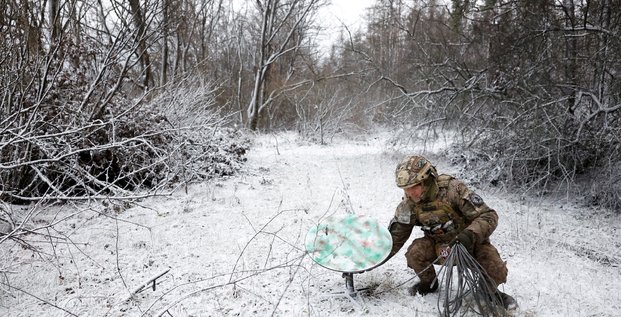 Un soldat ukrainien deconnecte son starlink