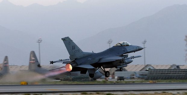 Un avion f-16 fighting falcon decolle a l'aerodrome de bagram, en afghanistan