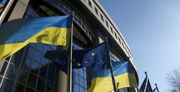 Les drapeaux de l'union europeenne et de l'ukraine flottent devant le batiment du parlement europeen, a bruxelles