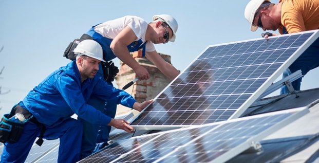Qualit'EnR, organisme national de qualification des énergies renouvelables dans le bâtiment, regroupe 18.000 entreprises (chauffage, plomberie, électricité...) certifiées en France pour l'installation de systèmes à énergies renouvelables, dont des toitures solaires.