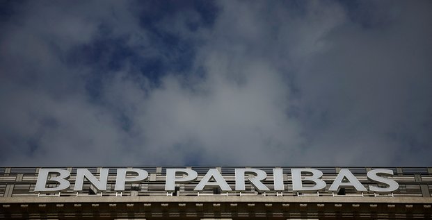 Logo de bnp paribas sur un immeuble a paris