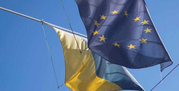 Le drapeau de l'ue flotte a cote du drapeau national de l'ukraine a berne